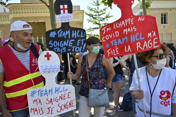 Un préavis de grève a été déposé aux Hospices Civils de Lyon, à partir du lundi 19 octobre, pour les services de réanimation à Lyon par la CGT, pour réclamer plus de moyens, humains et matériels, alors que la deuxième vague de coronavirus covid-19 provoque la déprogrammation massive des opérations non urgentes pendant 15 jours dans le Rhône, la Loire et l'Isère. Image d'archives.