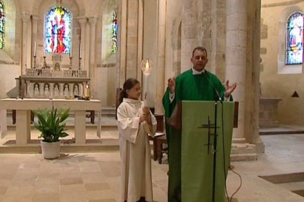 le prêtre Albert Al Nassar devant ses fidèles ce matin à Saint-Amand-Montrond