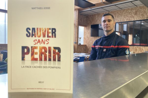 Matthieu Josse, pompier professionnel à Saint-Nazaire, auteur du livre ''Sauver sans périr, la face cachée des pompiers'' aux Editions du bateau vert et blanc