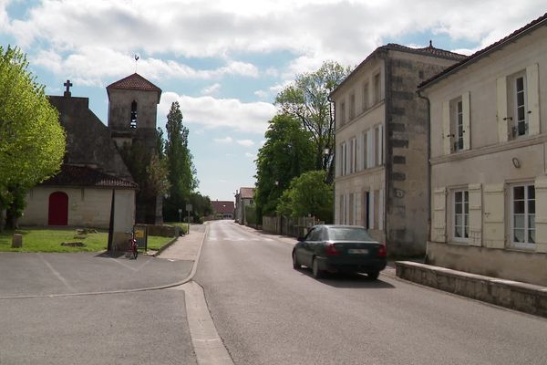 La petite commune des Gonds près de Saintes en Charente-Maritime s'apprête à vivre une petite révolution. Une place pourrait bien voir le jour au centre du bourg. Un projet ambitieux qui conjugue urbanisme, commerce et recherche de lien social.