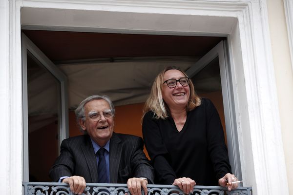 Bernard Pivot et Virginie Despentes, à la fenêtre du restaurant Drouant avant l'annonce du prix Goncourt 2018