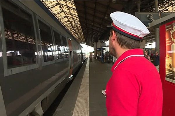 L'idée de la SNCF : exiger des usagers qu'ils arrivent deux minutes avant le départ du train. 