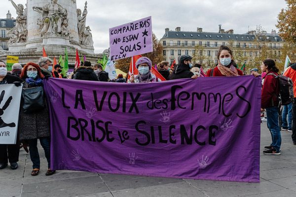 Des militantes féministes réunies place de la République  à Paris à l'occasion de la journée internationale pour l'élimination des violences faites aux femmes - 25/11/2020