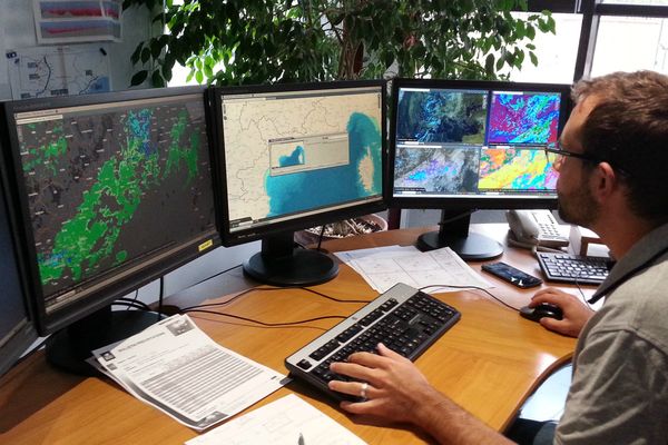 Les prévisionnistes de Météo France sont en grève à partir de ce lundi 4 décembre. Ils dénoncent une "baisse de qualité" de l'information donnée aux usagers et des conditions de travail des salariés.