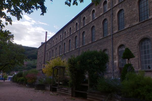 A Tarare, dans le Rhône, une ancienne manufacture de textile sert de cadre pour le tournage d'un documentaire sur les ouvrières de cette usine-pensionnat.