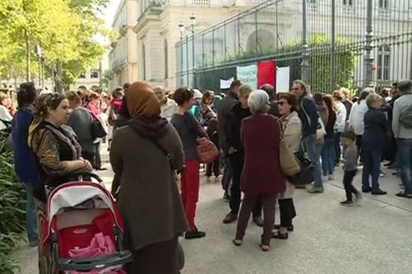 Une centaine de manifestants se sont rassemblés devant la préfecture du Gard pour 4 familles de réfugiés - 30 septembre 2015