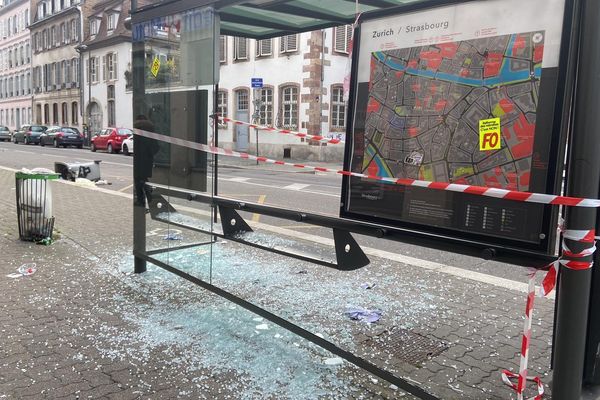 Plusieurs arrêts de bus ont été la cible des casseurs au niveau de la rue de Zurich, photo prise le 28 mars