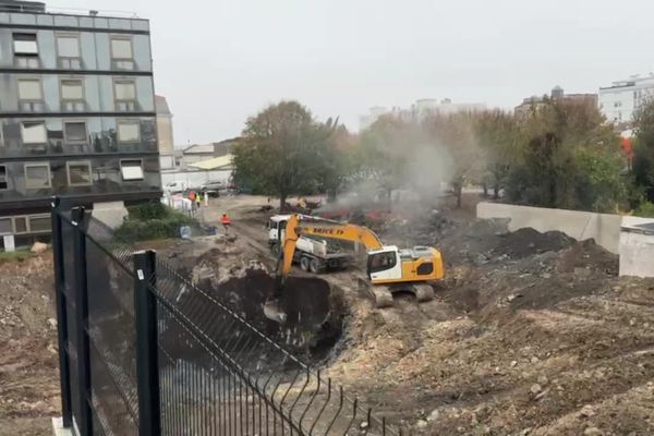 Le chantier de dépollution et ses émanations toxiques à quelques mètres des établissements scolaires.