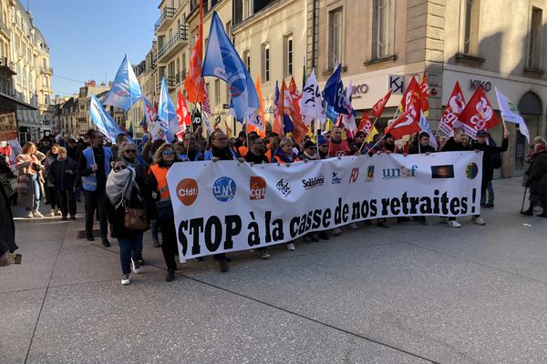 Rassemblées derrière la même banderole, les syndicats ont défilé ensemble à Dijon.