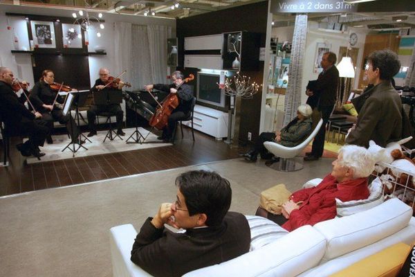 Des musiciens de l'Orchestre National Bordeaux Aquitaine se produisent dans un magasin d'ameublement