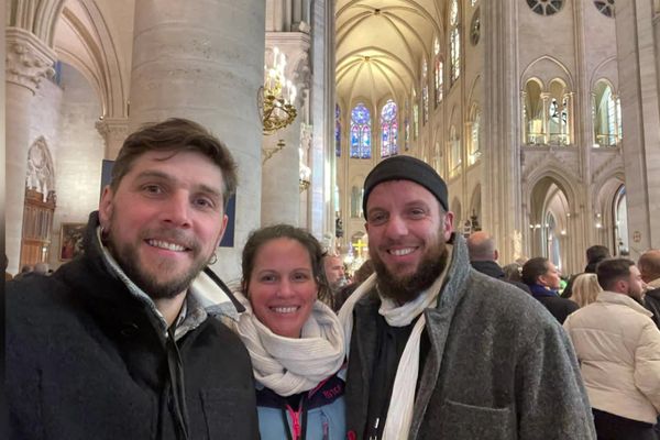 Mirza Hodzic et Paul Zahnd, charpentiers qui ont participé à la restauration du monument, en visite à Notre-Dame.