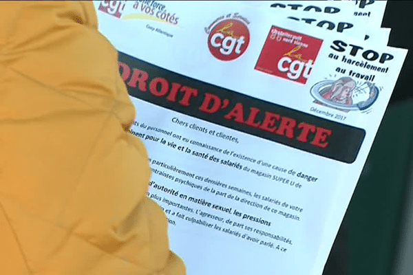 Les militants CGT ont fait signer une pétition aux clients du supermarché