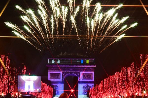 La mairie de Paris a annoncé l'annulation du traditionnel feu d'artifice qui se tient traditionnellement le 31 décembre aux Champs-Elysées.