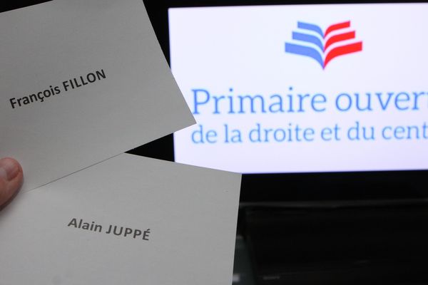 Illustration un bulletin de vote de François Fillon et d'Alain Juppé devant le logo de la Primaire ouverte de la droite et du centre.