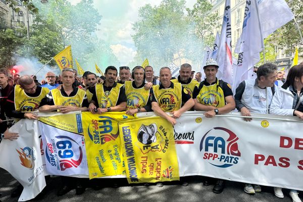 Près d'une centaine de pompiers des Alpes-Maritimes dans le cortège parisien.