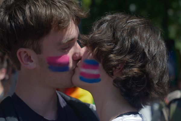 Un couple s'embrasse à la marche des fiertés, la pride, à Besançon dans le Doubs.