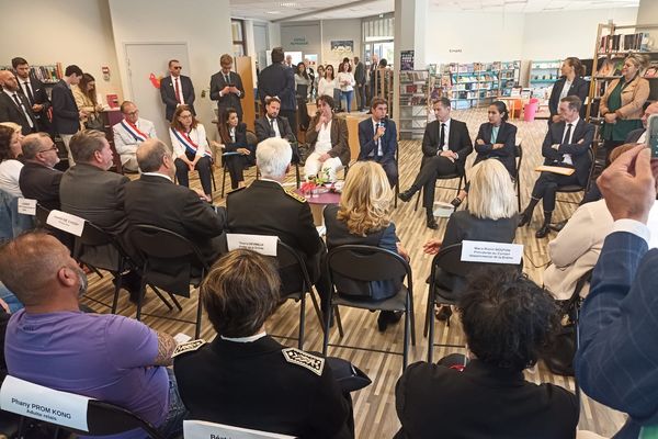 Gabriel Attal en visite à la médiathèque de Fontbarlette vendredi 24 mai 2024.