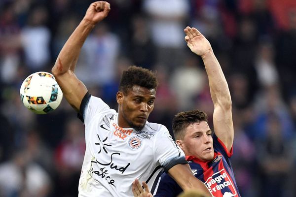 Le Montpelliérain Steve Mounié à la lutte avec Frédéric Guilbert lors de la victoire du MHSC 2-0 face à Caen - 8 avril 2017