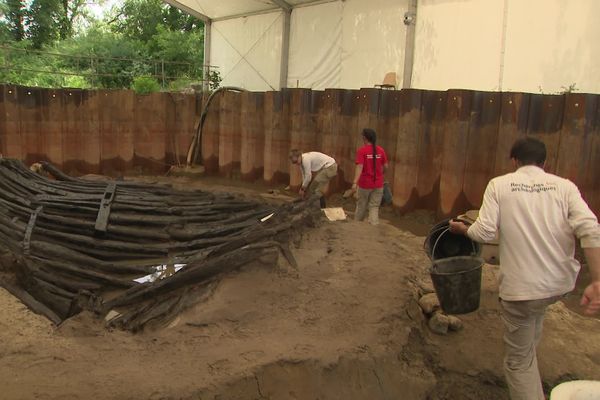 Conservée dans l'eau depuis 1300 ans, l'épave découverte en bord de Garonne est en très bon état de conservation selon les archéologues de l'Inrap de Bordeaux.