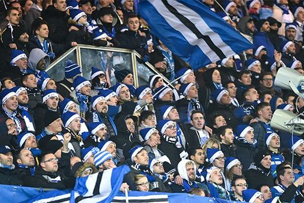 Les supporters du Racing heureux et en bonnets bleus