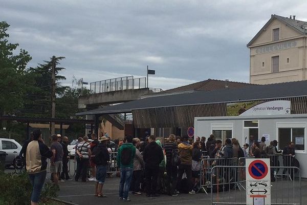 Les candidats vendangeurs se pressaient ce lundi matin devant le bungalow Pôle Emploi de Belleville - 24/8/15