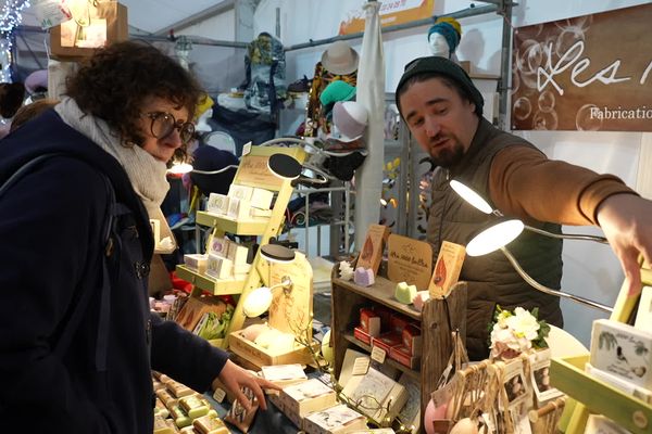 Un producteur de savons locaux au marché de Noël artisanal du parvis de la cathédrale de Limoges