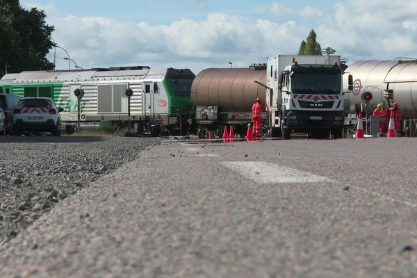 Un train de fret a en partie déraillé, jeudi 31 août 2023, à Veauche dans la Loire.