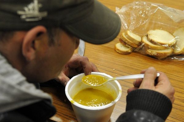 D’ici fin août, 600.000 panier-repas devraient être distribués par plus de 400 bénévoles de l'association Août Secours Alimentaire qui vont se relayer.