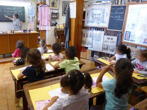 Le musée de l'école d'Antibes accueille des enfants.