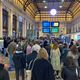 Des passagers en attente d'information à la gare de Bordeaux Saint-Jean ce vendredi 29 novembre.