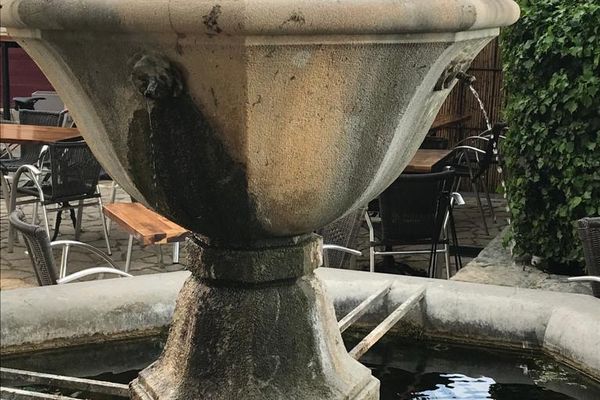 Un mince filet d’eau sur cette fontaine d’une des places de Cabris où habituellement l’eau coule plus abondamment . C’est le trop-plein qui finit de s’écouler ensuite un système de recyclage en circuit fermé sera installé.