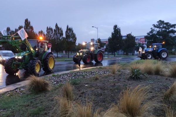 Nîmes - 50 tracteurs tournent au ralenti sur l'A9 entre Nîmes Ouest et Nîmes Est - 22 octobre 2019.