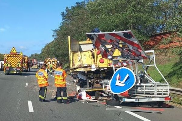 Le fourgon de Vinci Autoroutes percuté ce jeudi 23 octobre 2024 sur l'autoroute A62 au nord de Toulouse, heureusement sans faire de blessé.