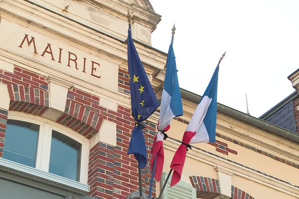 Les drapeaux ont été mis en berne à Monéteau (Yonne) ce samedi 12 juin 2021.