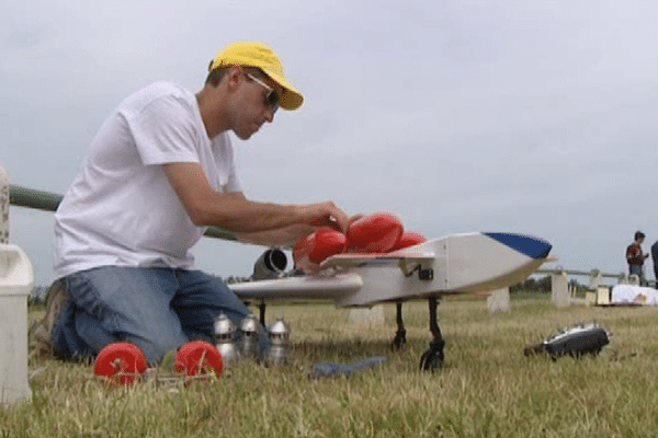 Quand l'avion ne décolle pas, il reste la passion pour l'aéromodélisme.