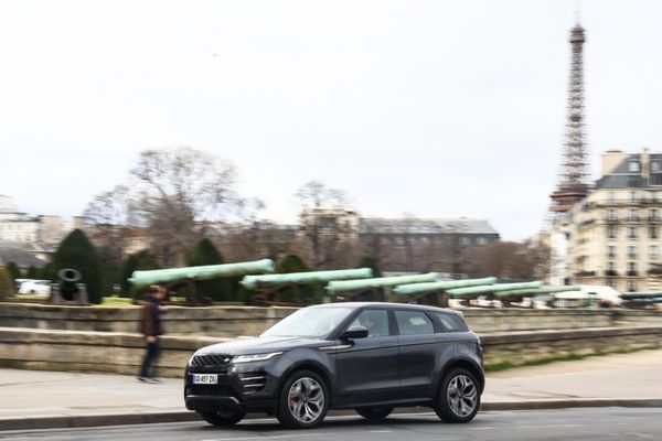 Un SUV (véhicule utilitaire sport) circulant à Paris.