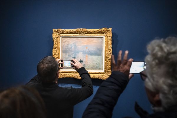 "Impression, soleil levant" de Monet photographié par les visiteurs au Musée d'Orsay