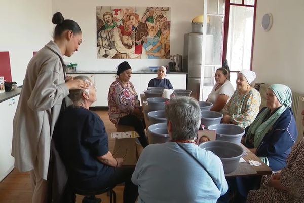 Les femmes se réunissent autour de la table, fabriquent le produit, apprennent quelques astuces et repartent avec leur confection