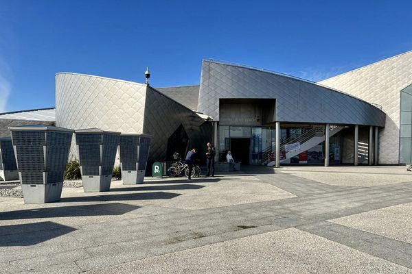 Le Centre Juno Beach, ouvert depuis 2003, rend hommage aux milliers de Canadiens décédés lors de la Seconde Guerre mondiale.