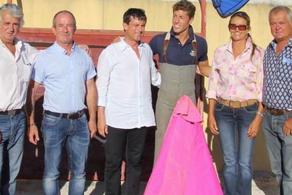 Manuel Valls aux Jasses de Bouchaud (Arles) dans la plaza de tienta de la ganadería Pagès Mailhan, aux côtés du matador Manuel Escribano. Août 1982