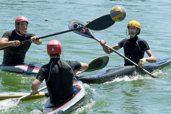 Au kayak polo, les passes peuvent aussi bien se faire à la main qu'à la pagaie - Photo d'illustration