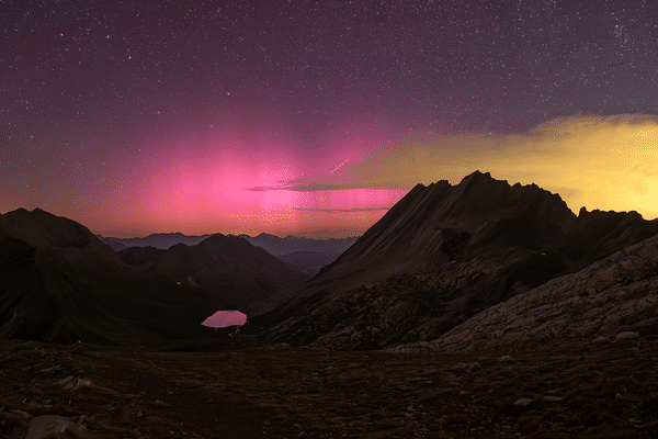 À la nuit tombée, un orage italien s'est développé, le lac Foréant était éclairé par les aurores boréales.