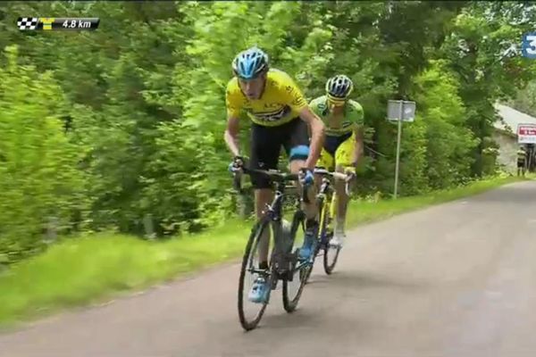 Le Brtiannique Chris Froome (Sky) à l'attaque dans le col du Béal devant l'espagnol Alberto Contador (09/06/2014)