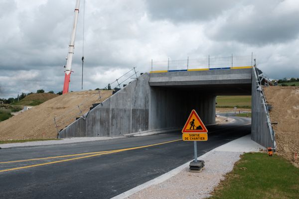 Alors que le chantier de l'A 69 qui doit relier Toulouse (Haute-Garonne) à Castres (Tarn) avance, le rapporteur public demande l'annulation de l'autorisation environnementale du projet autoroutier dont le chantier a déjà commencé comme ici à Verfeil (Haute-Garonne).