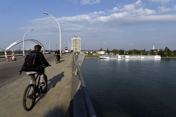 Construit en 1960, le pont présenterait de nombreux problèmes, dont de la corrosion.