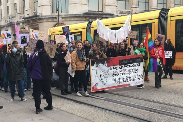 Arrivée du cortège sur la place Myron Herrick.