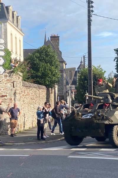 Dans les communes, la population se rassemble pour regarder passer le convoi.