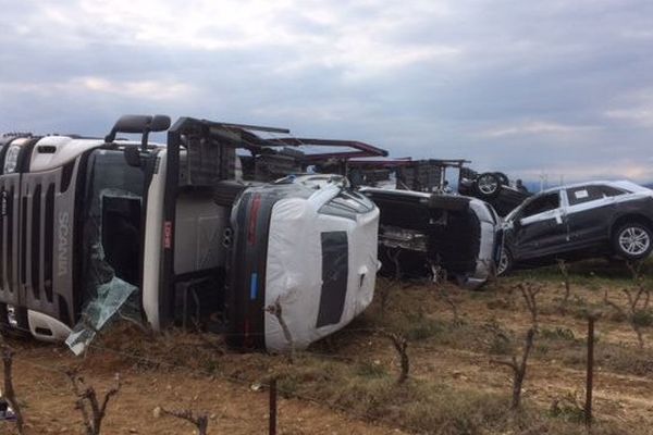 Un poids lourd transportant 8 voitures s'est renversé sur la D900 entre Rivesaltes et Salses le Château à hauteur de OMYA.