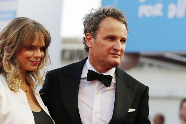 L'acteur australien Jason Clarke et son épouse sur le tapis rouge du festival de Deauville