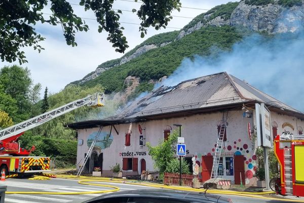 Le restaurant, le rendez-vous des chasseurs, en proie aux flammes - 9 juillet 2022